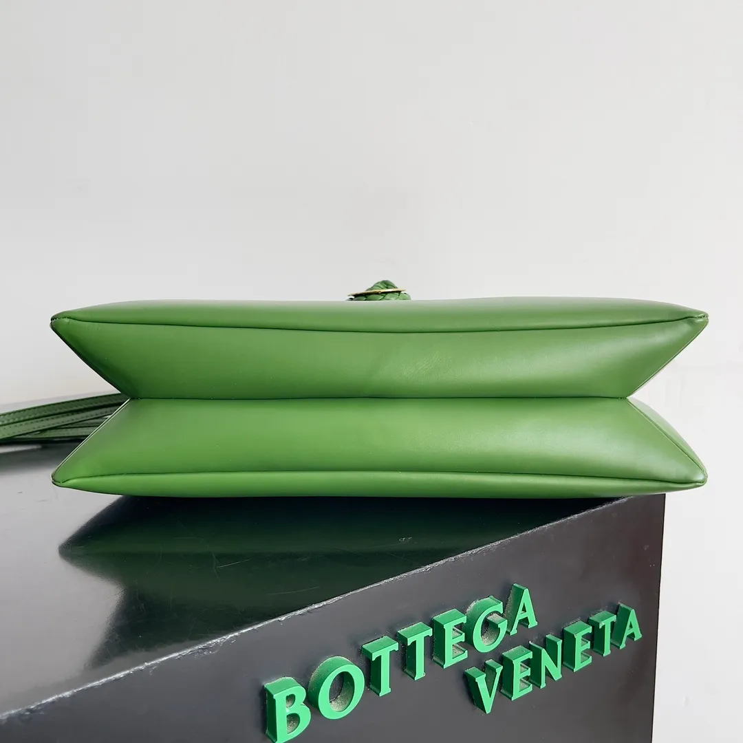 Batch 1680 Inspired by the 1970s, the Bottega Veneta women's logo shoulder bag has a smooth leather surface that brings a clean and handsome feel, just like the neatness and tenacity of a working woman. The front buckle is made of high-quality hardware pendant, the overall retro elegance, and the excellent leather feels soft. This Bottega Veneta series can be described as beautiful, weakening the complexity of the outfit, not competing for it, and only using the best quality to interpret itself. Style number: 806034 (large size) Size: 30*20*8cm